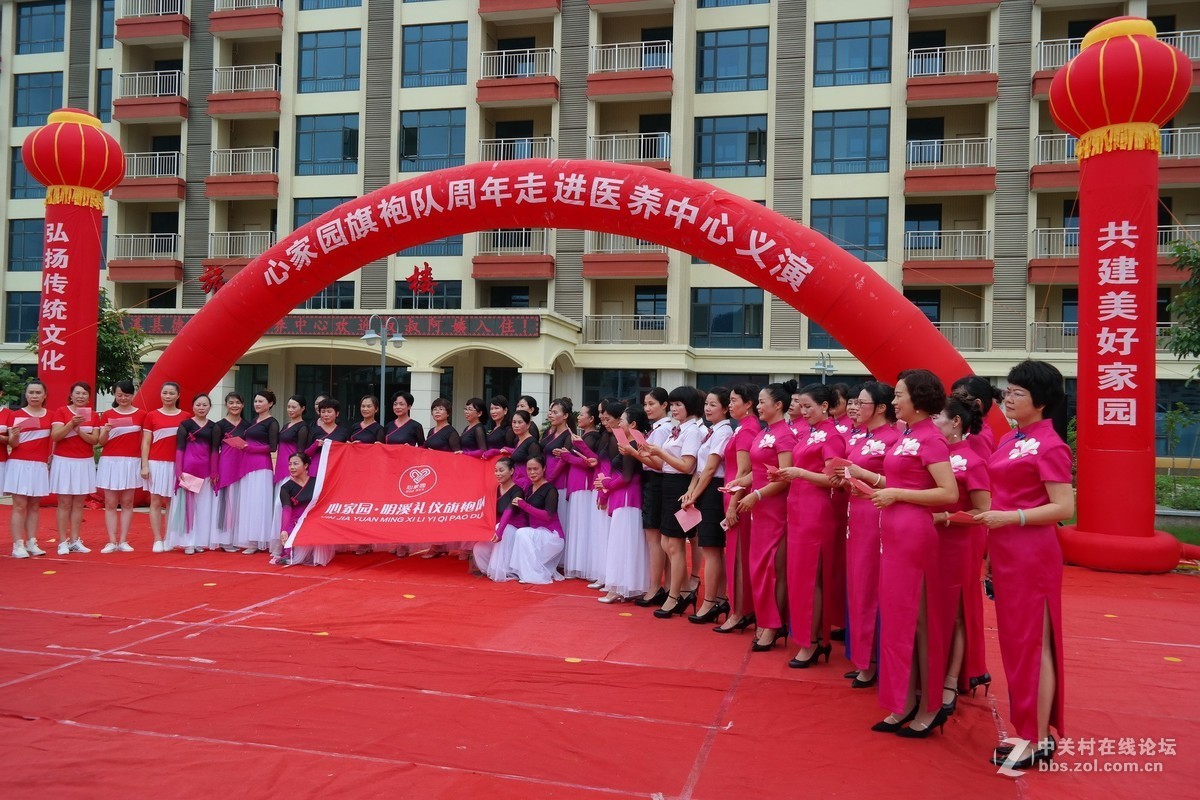 旗袍队走进医养中心为老人义演