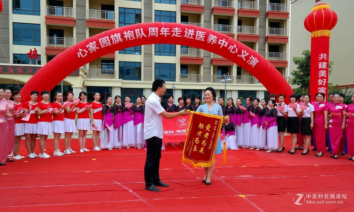 旗袍队走进医养中心为老人义演