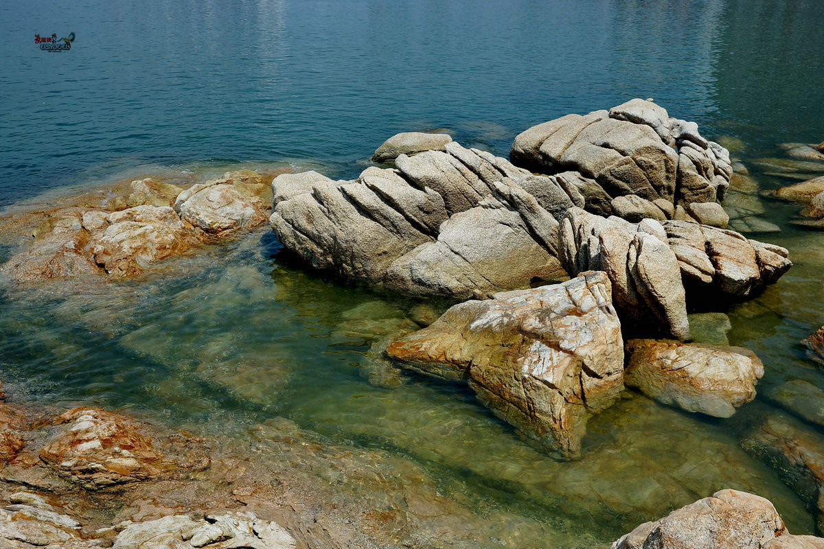 风平浪静礁石滩