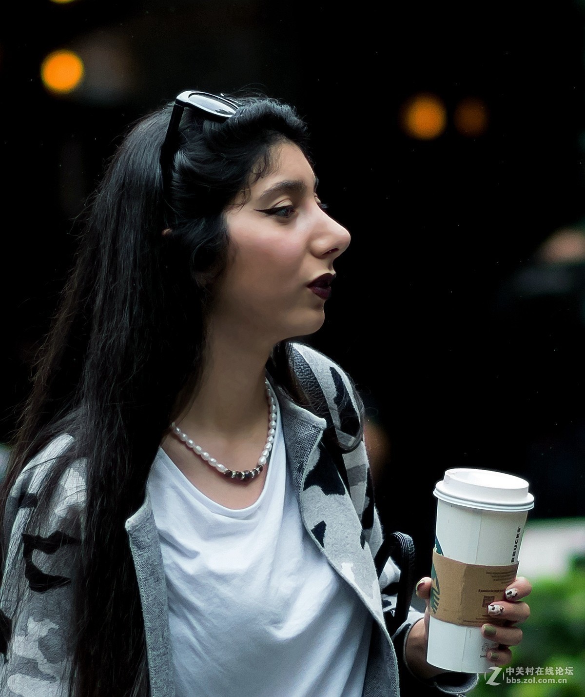 细雨中的大鼻子外国女孩