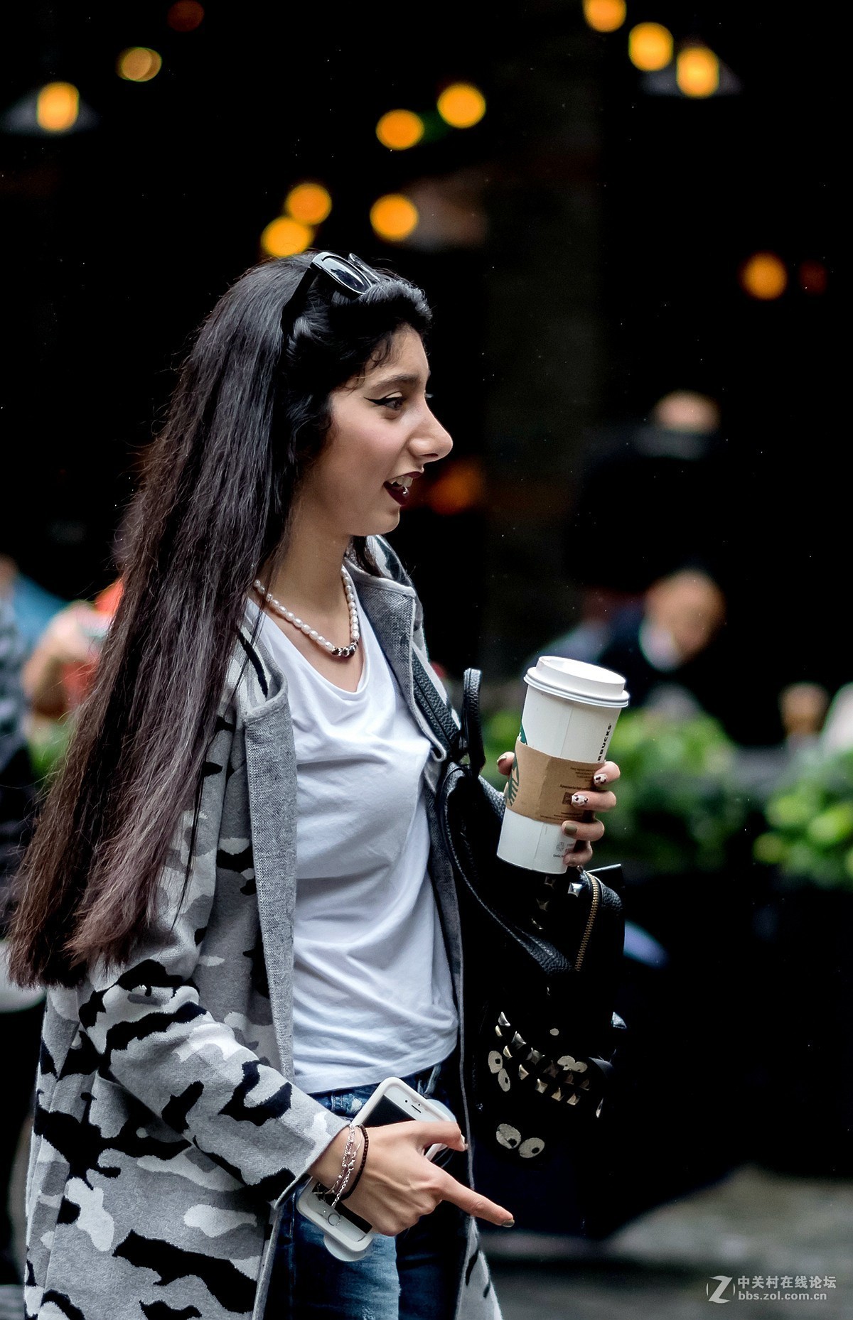 细雨中的大鼻子外国女孩