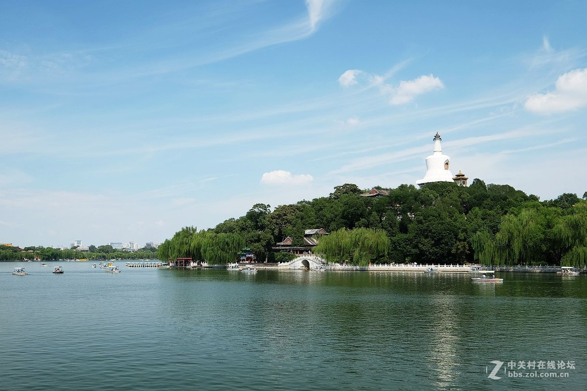 眺望北京北海公園白塔