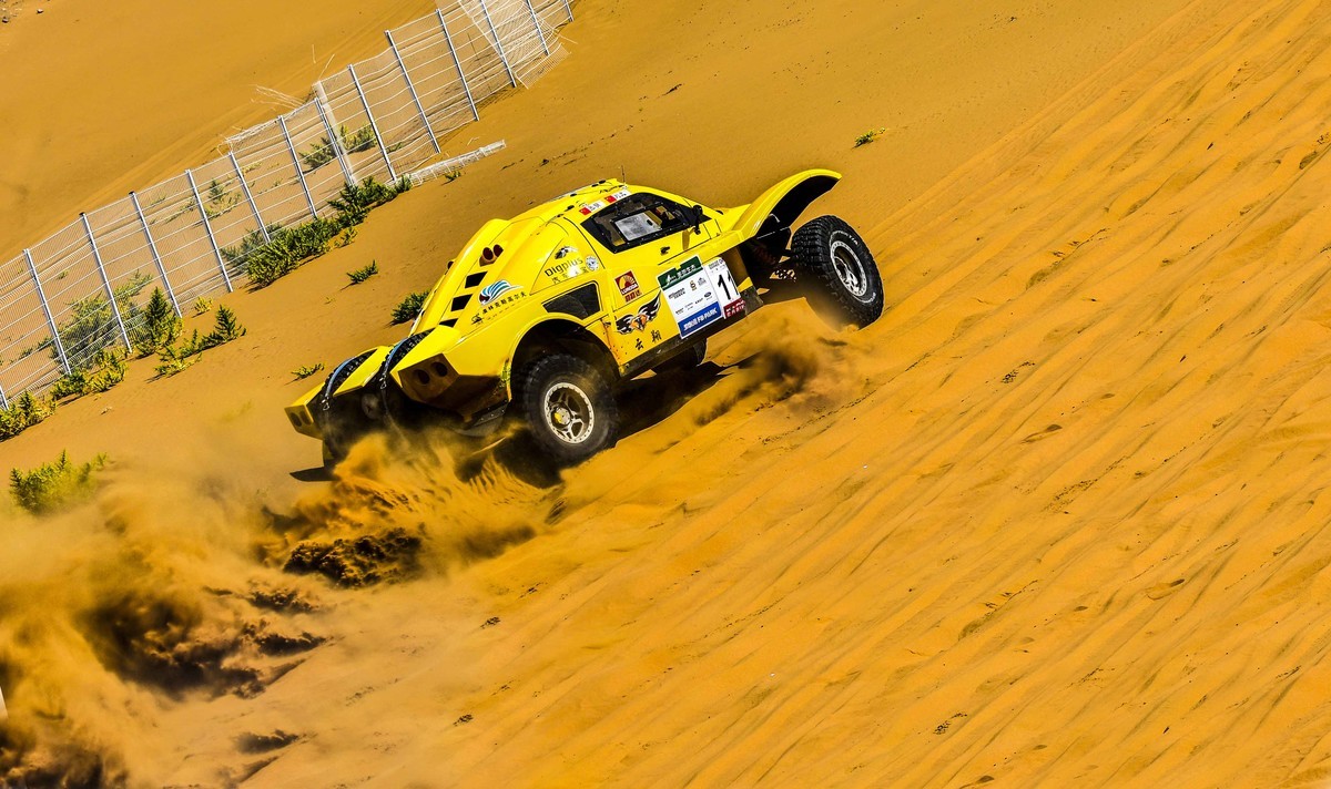 内蒙古阿拉善腾格里沙漠梦想主题公园里的越野赛车