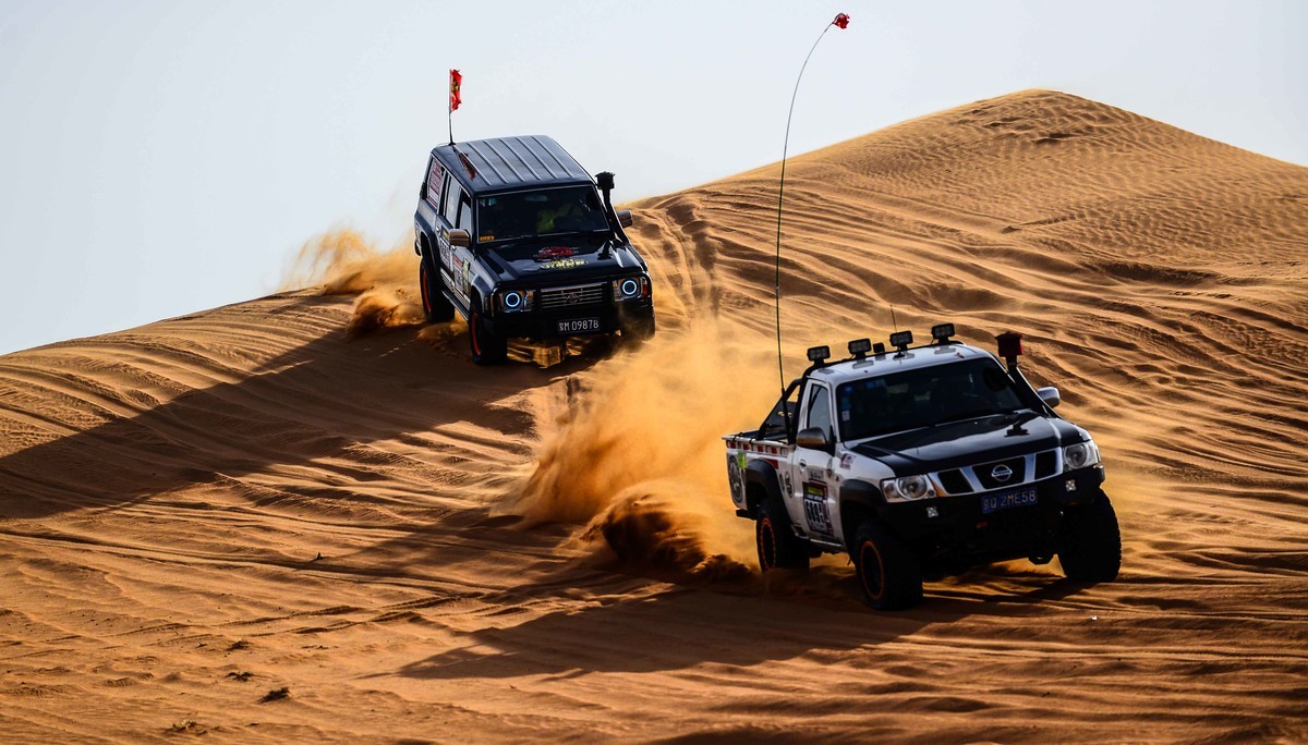 内蒙古阿拉善腾格里沙漠梦想主题公园里的越野赛车