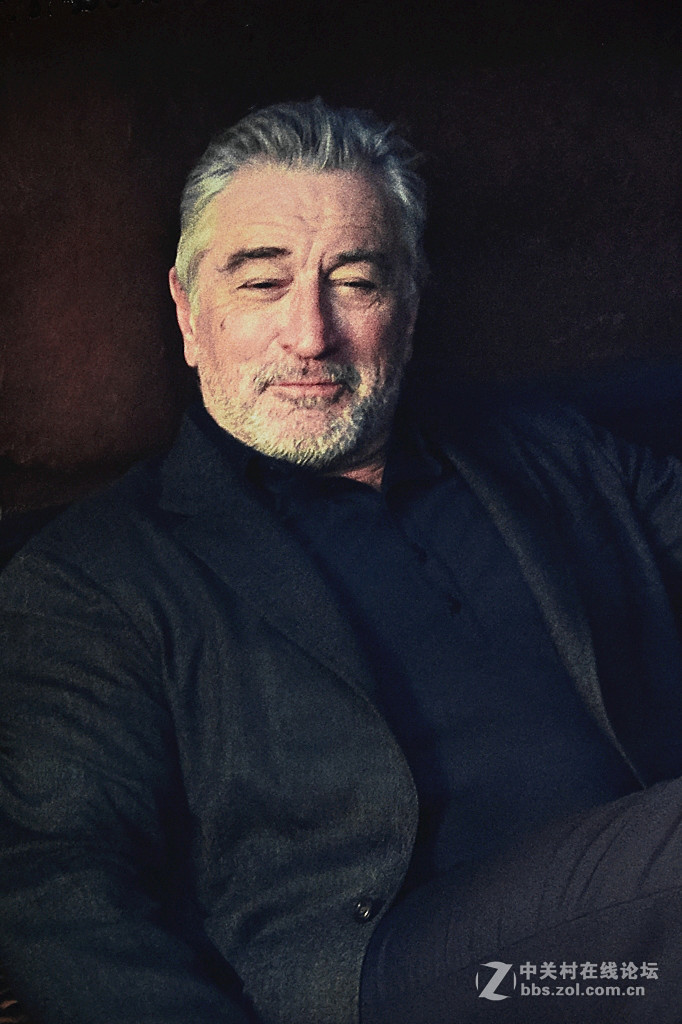 【商场厨窗里的广告人物照片】