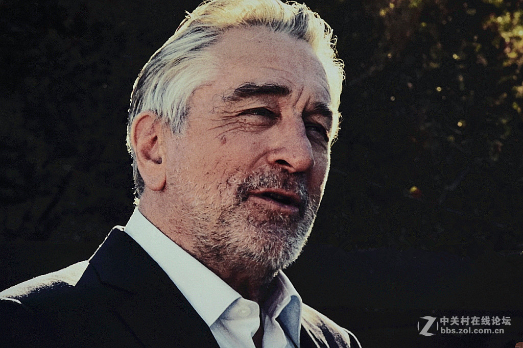 【商场厨窗里的广告人物照片】