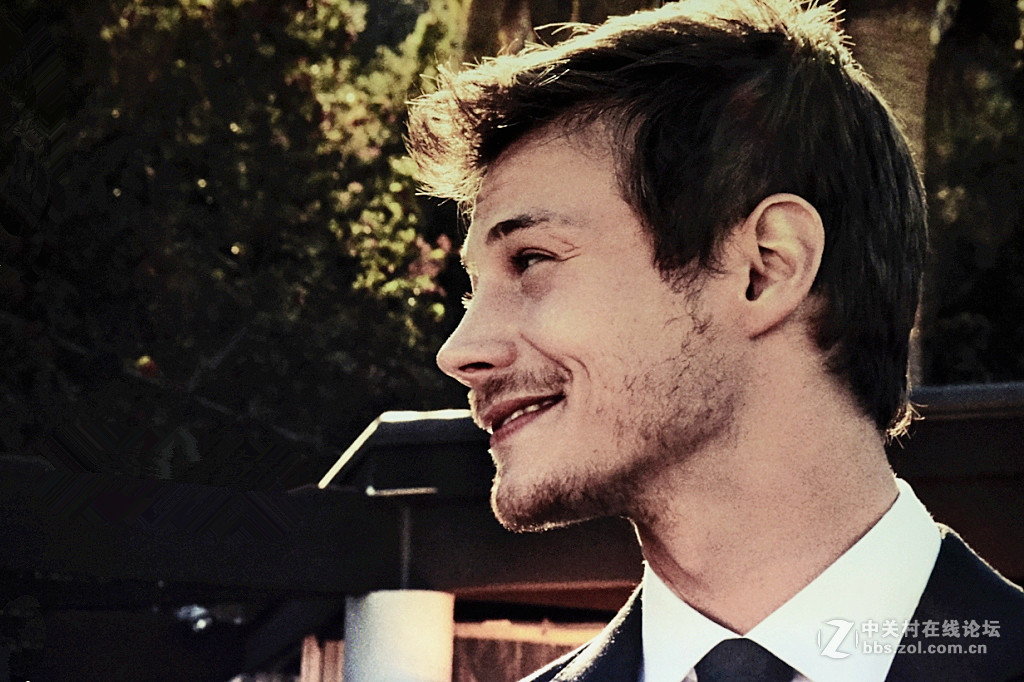 【商场厨窗里的广告人物照片】