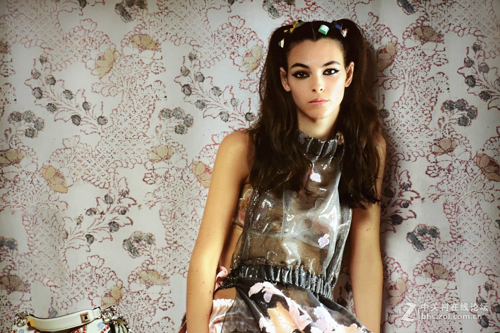 【商场厨窗里的广告人物照片】