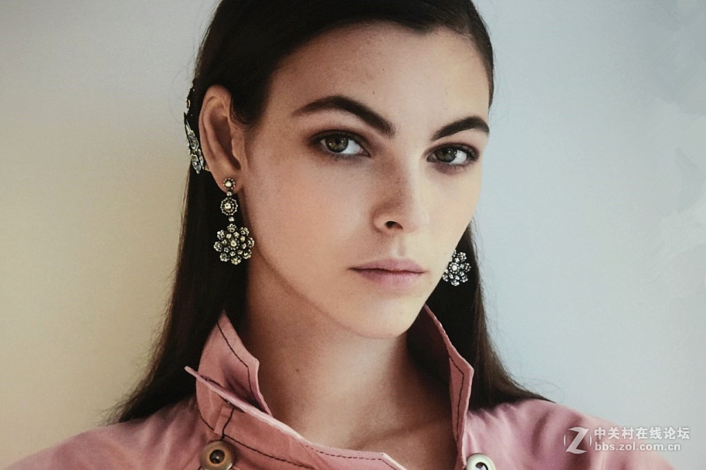 【商场厨窗里的广告人物照片】