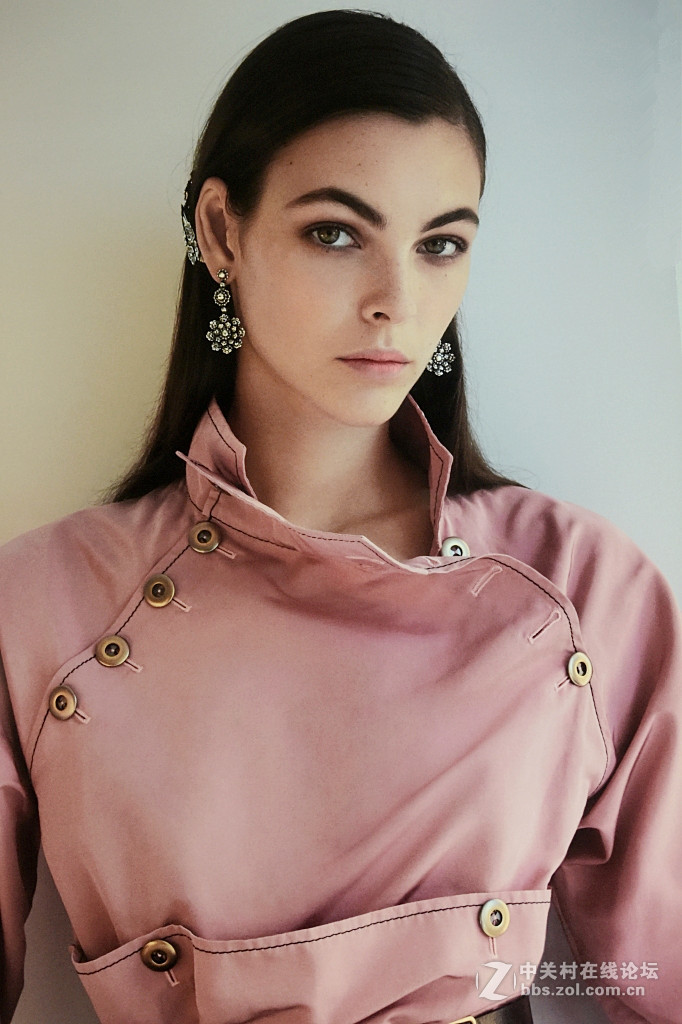 【商场厨窗里的广告人物照片】