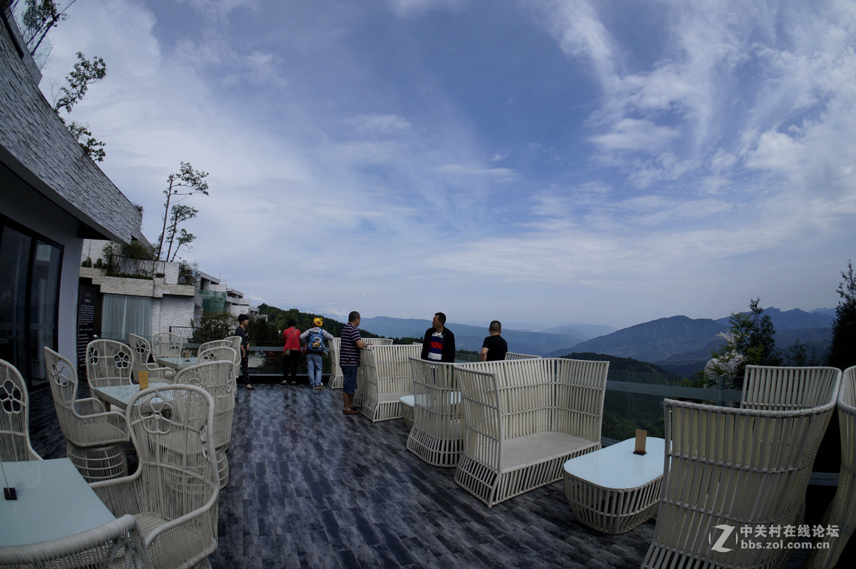 峨眉山半山上的雲中花嶺
