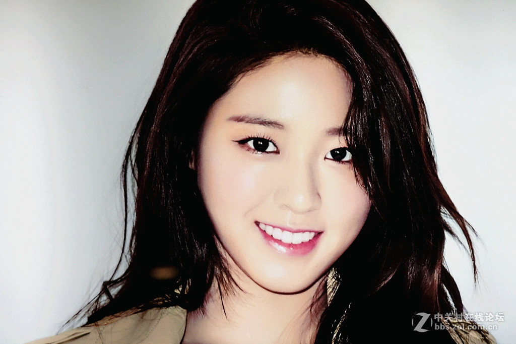 【商场厨窗里的广告人物照片】