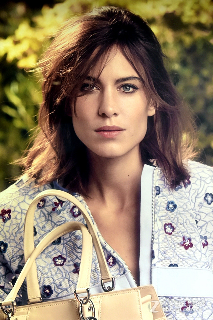 【商场厨窗里的广告人物照片】