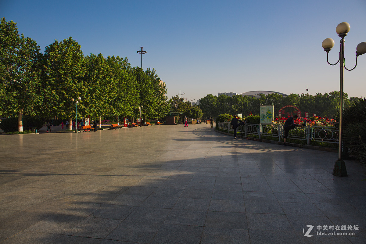 早晨的小广场续