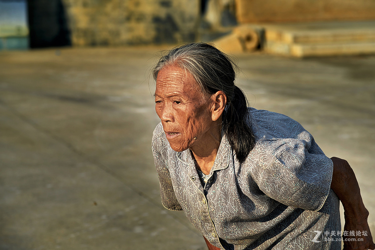 步履蹒跚老太太