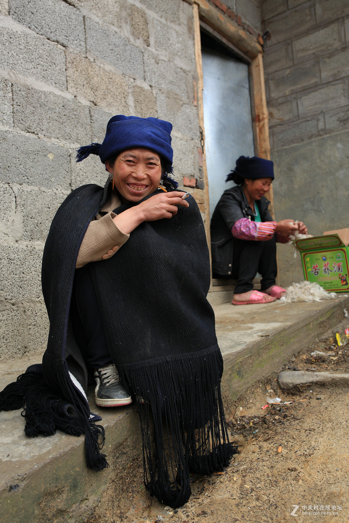 彝族村寨晒太阳的人们二