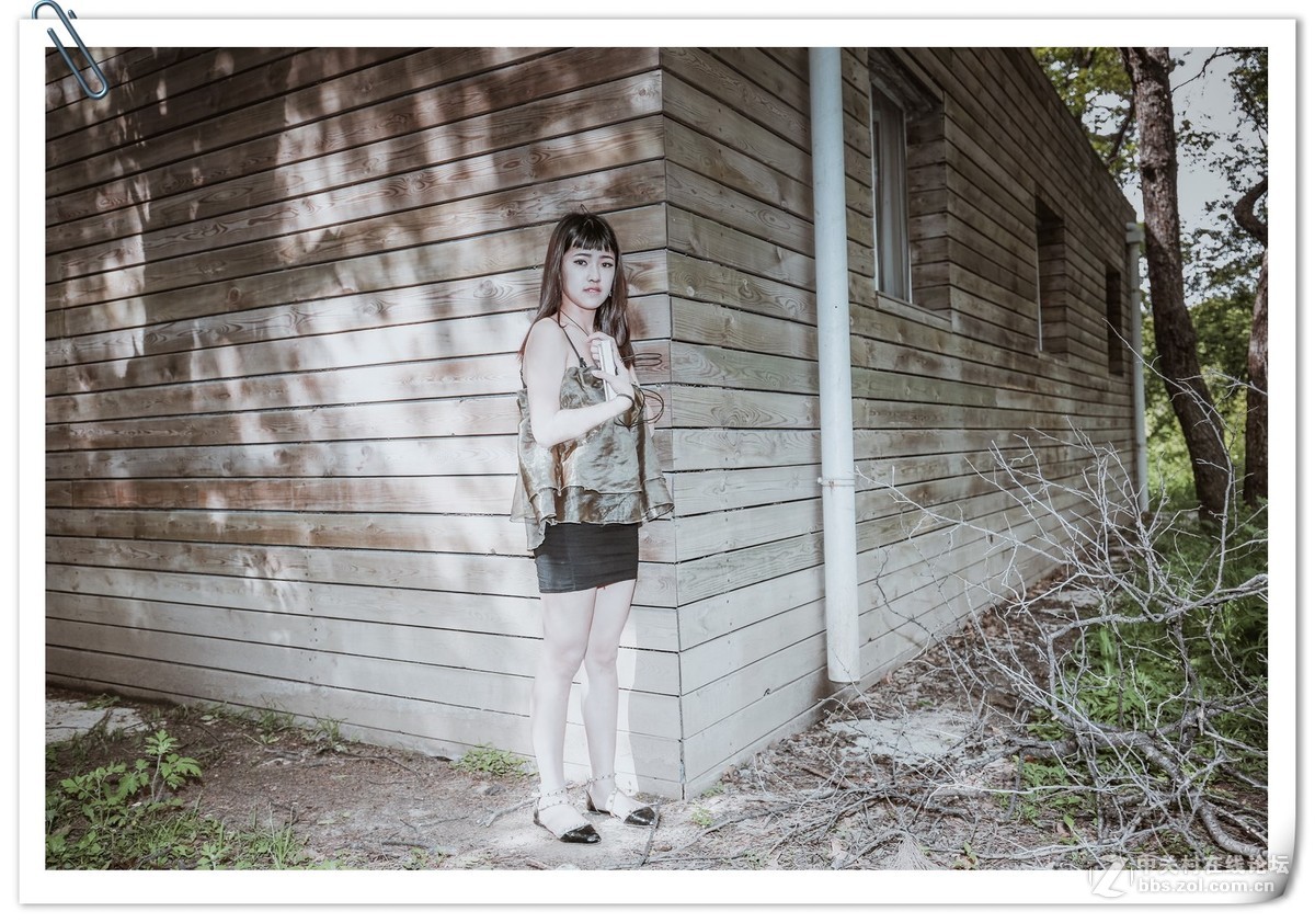 一位手不离手机的小mm