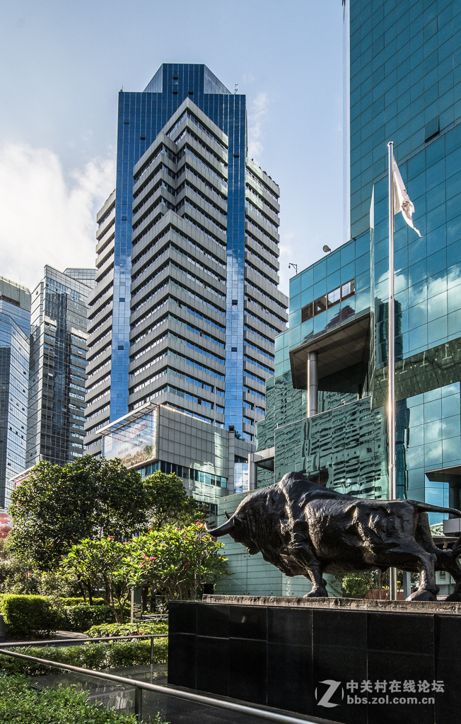 深交所门前的拓荒牛雕像