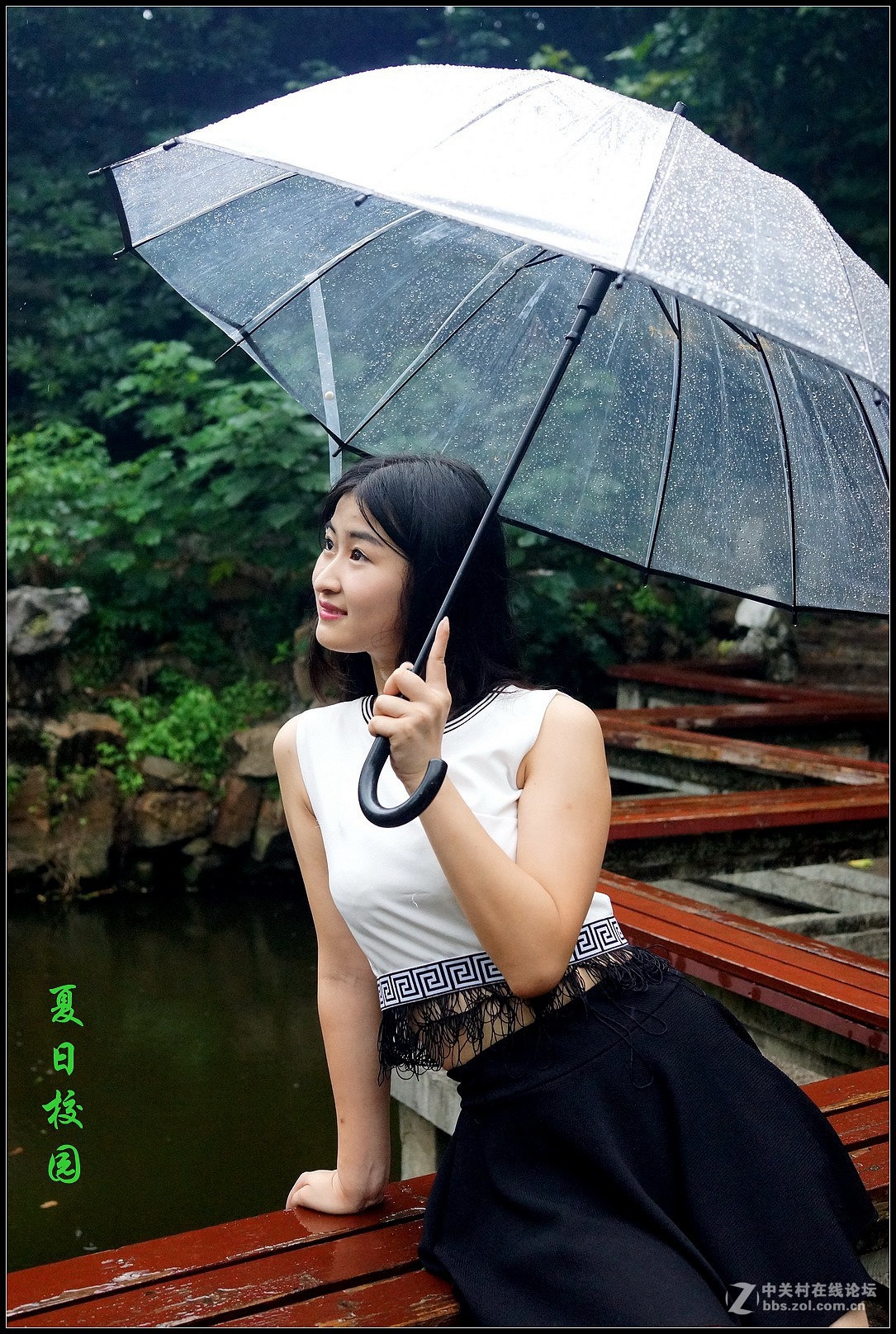 夏日校园里的学生妹