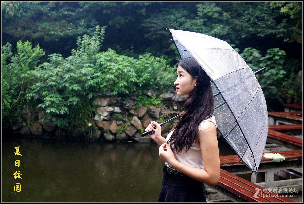 夏日校园里的学生妹