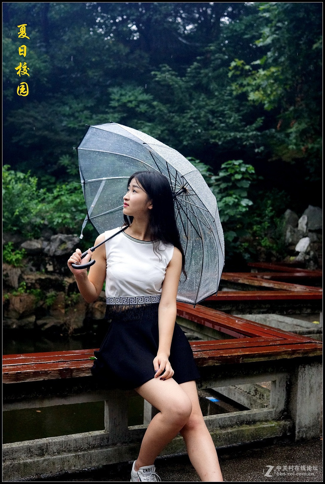 夏日校园里的学生妹