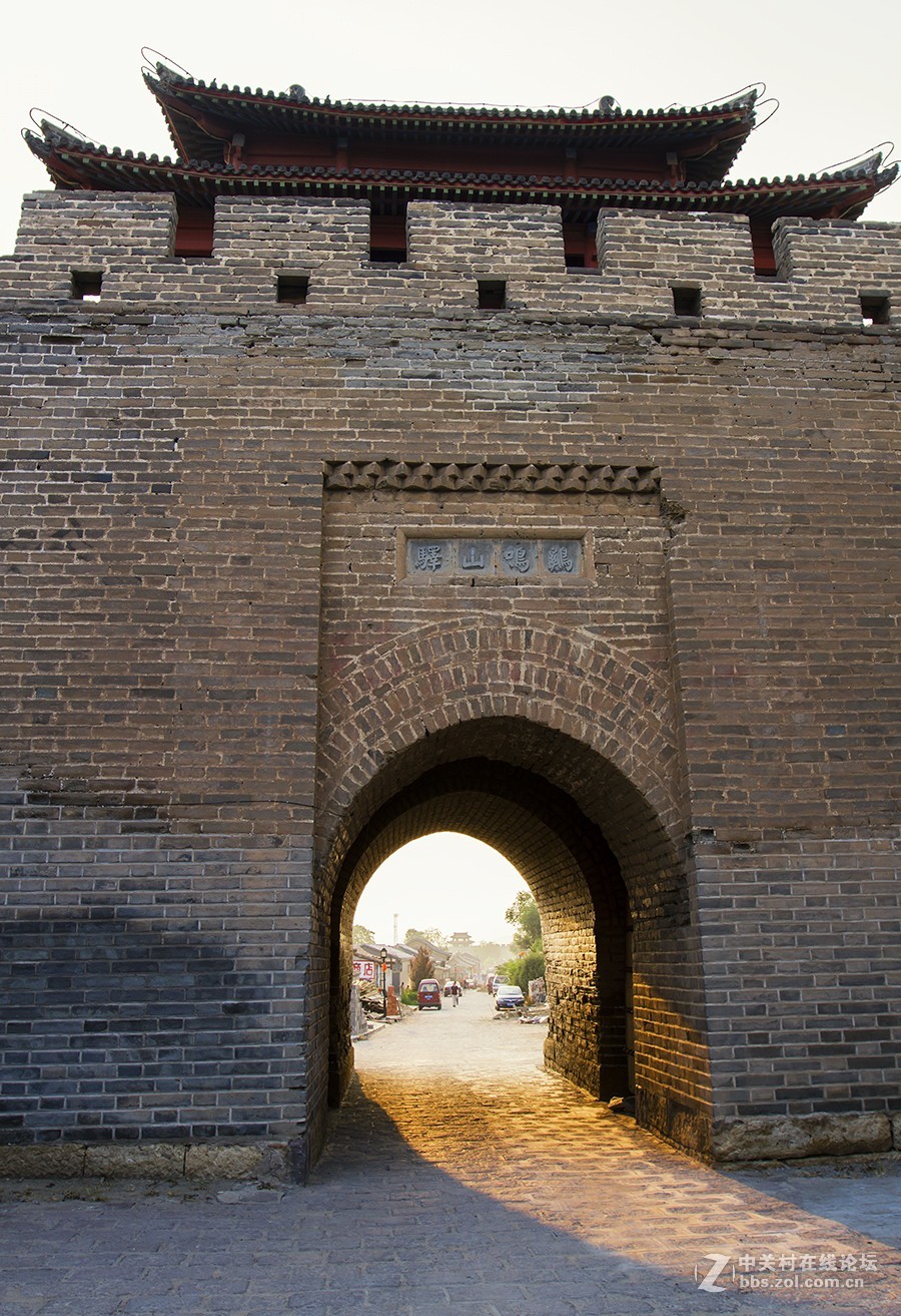 晚霞沐浴下的鸡鸣驿站