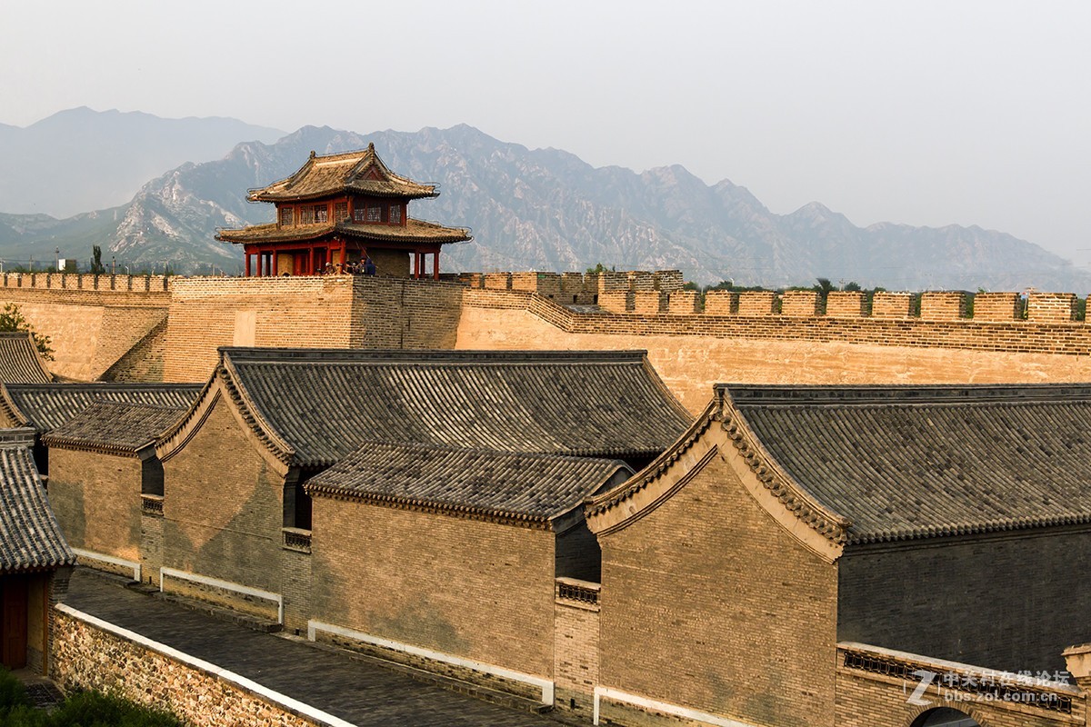 晚霞沐浴下的鸡鸣驿站