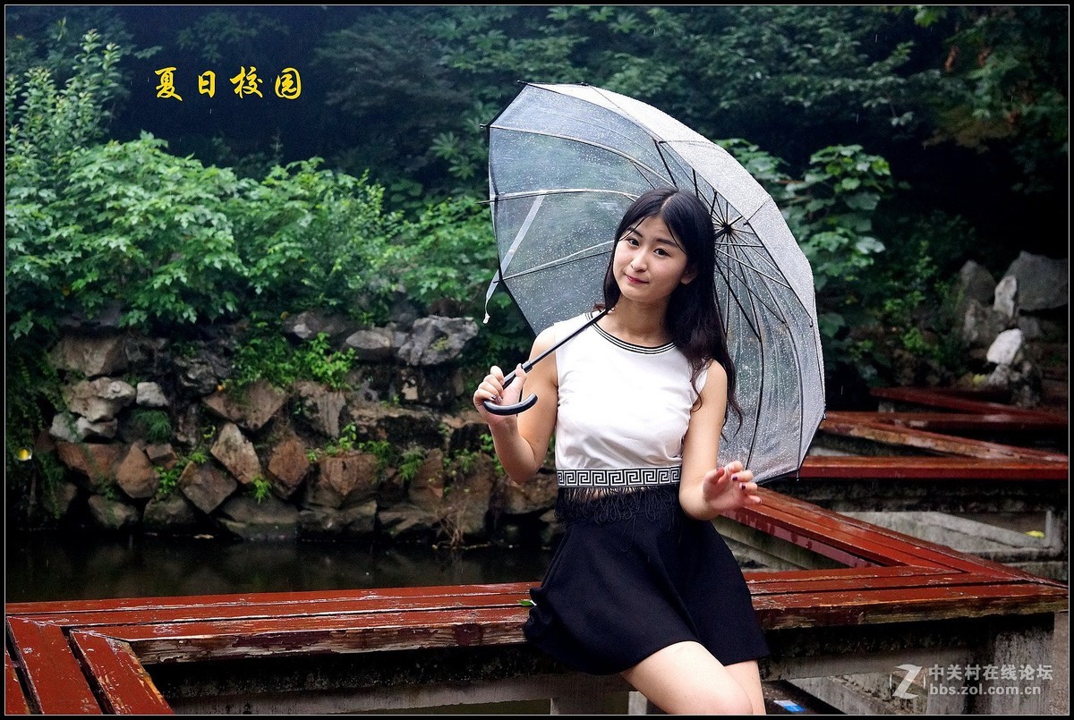 夏日校园里的学生妹