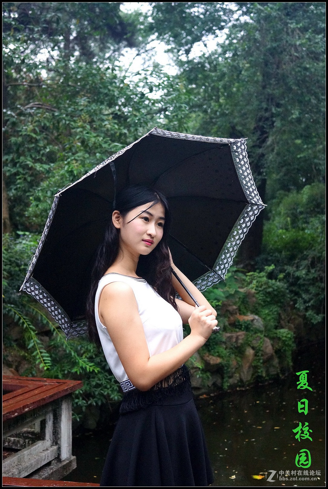 夏日校园里的学生妹