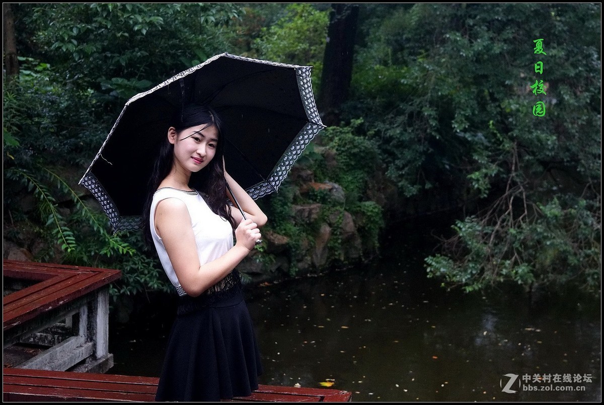 夏日校园里的学生妹