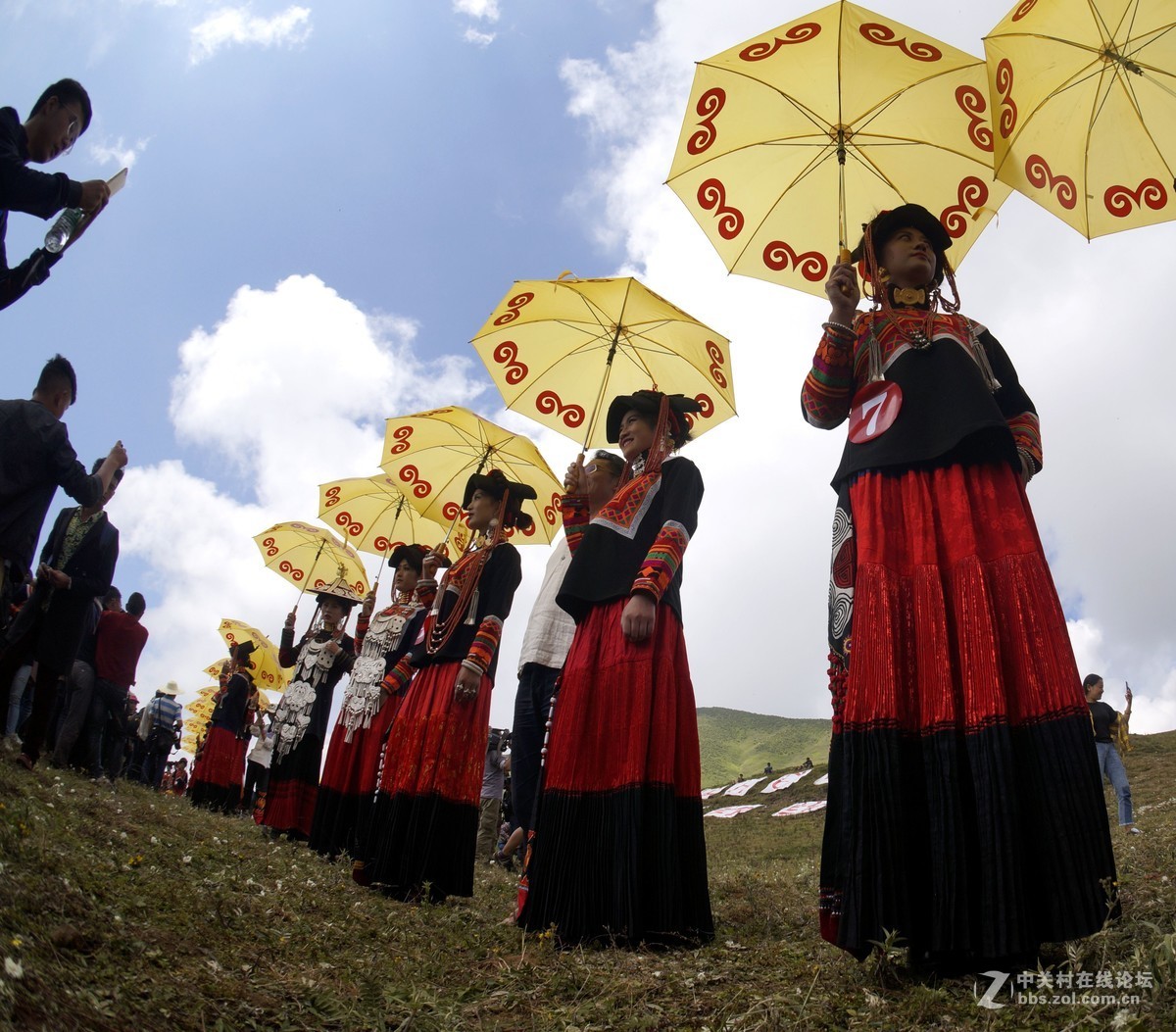 2017年凉山美姑剪羊毛节选美姑娘