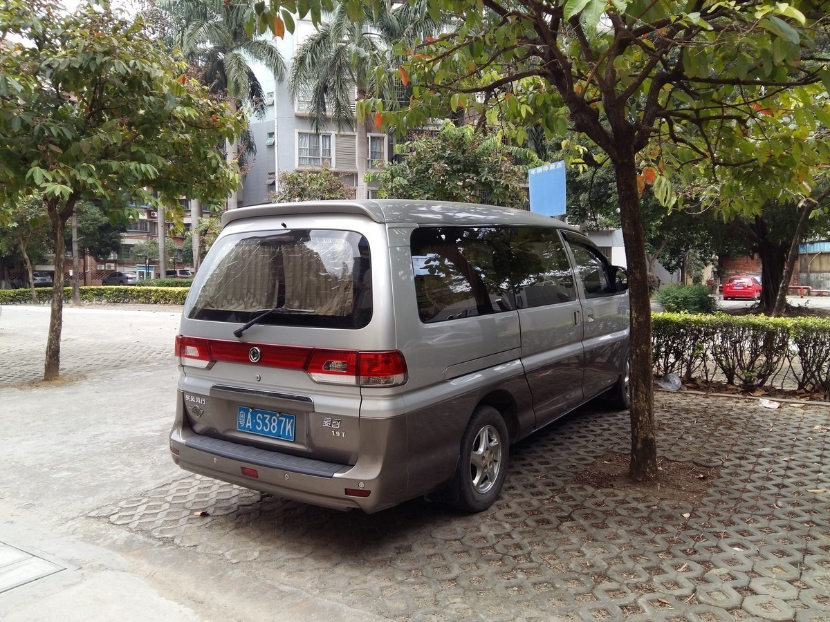 路边的面包车
