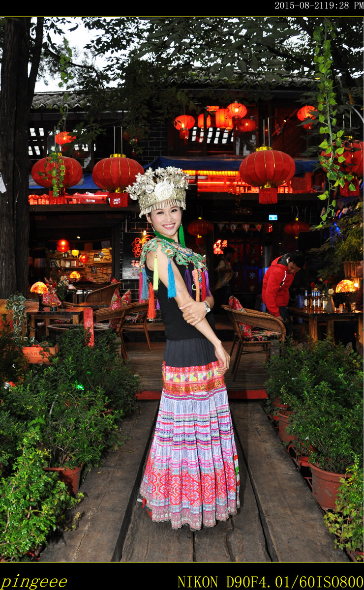 丽江古城拍美女之一