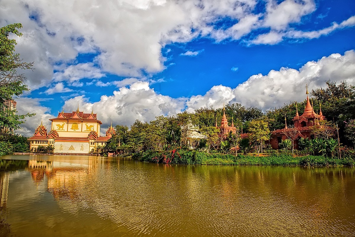 【携程攻略】景洪曼听公园景点,算是景洪市内最值得一去的景点了，原来是傣王的公园里面的环境好，建…