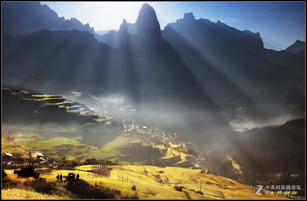 山村晨辉中的光与影