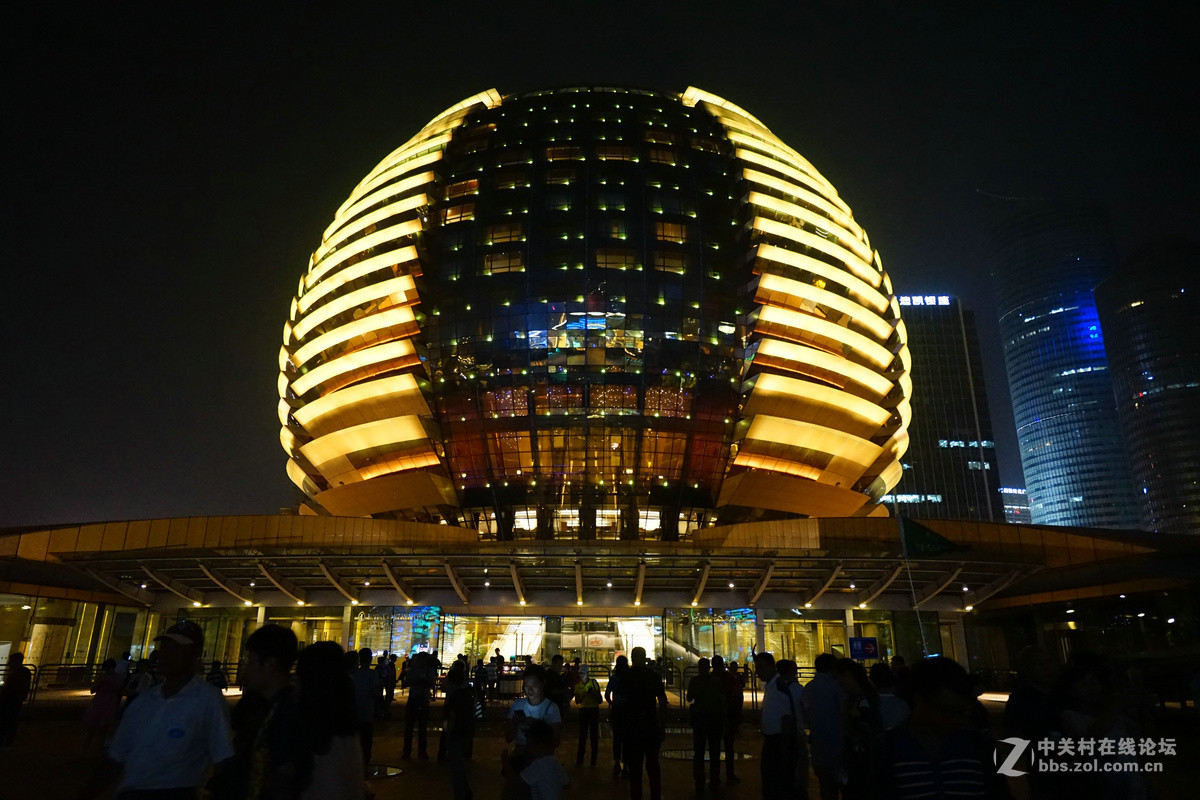 杭州钱江新城日月同辉灯光秀