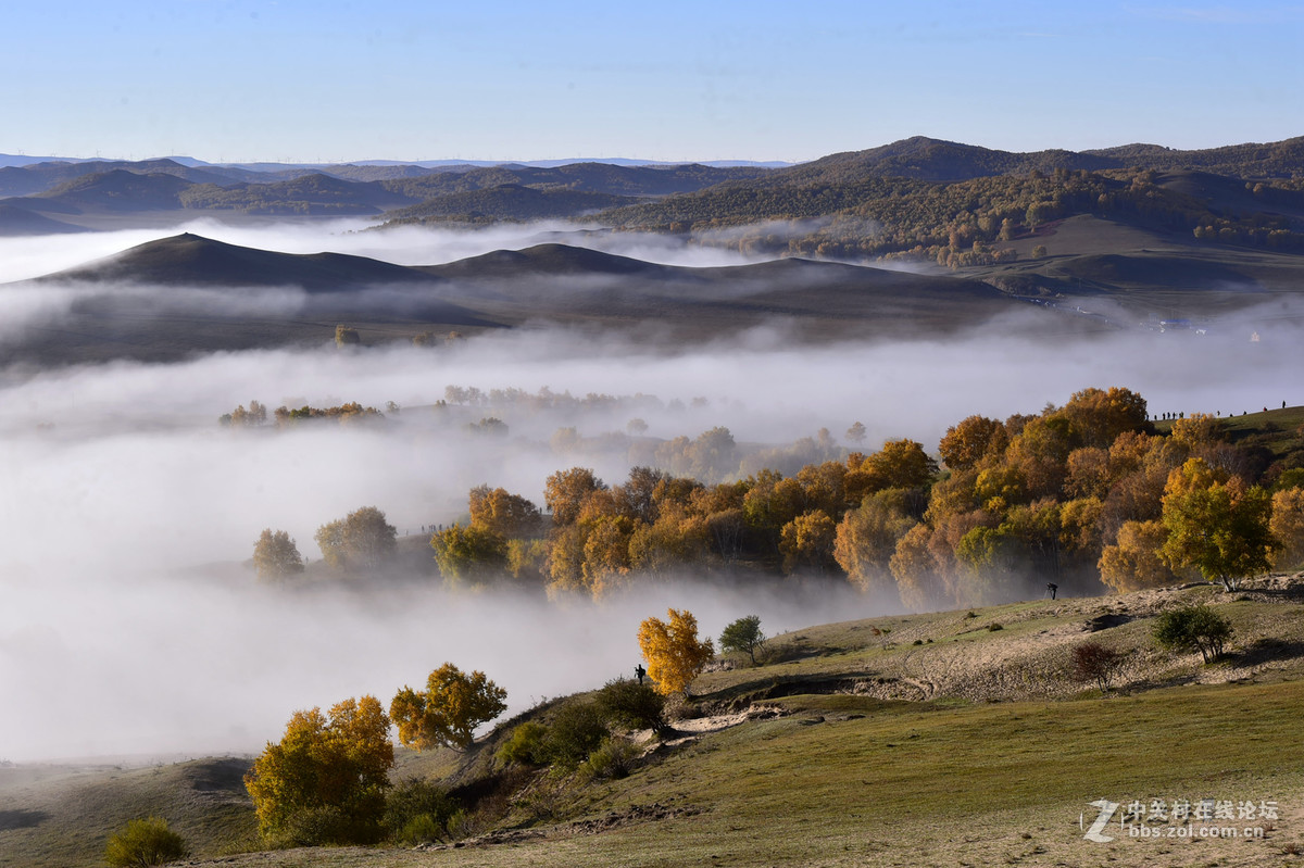 云雾缭绕的敖包吐----内蒙古乌兰布统风光