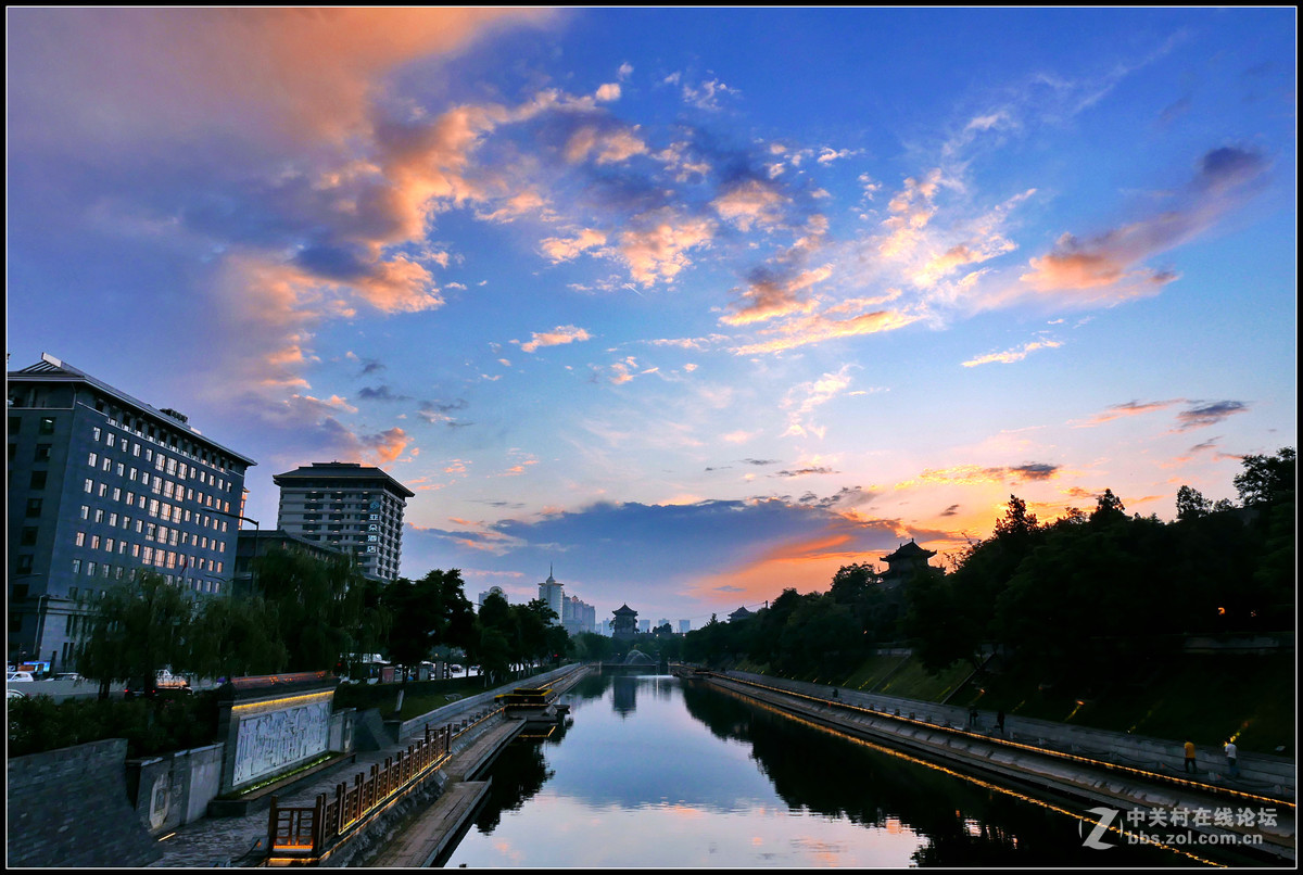 傍晚途经文昌门，偶遇雨后天晴夕阳红，停车拿出卡片机随拍几张