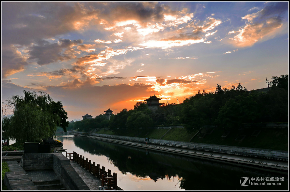 傍晚途经文昌门，偶遇雨后天晴夕阳红，停车拿出卡片机随拍几张