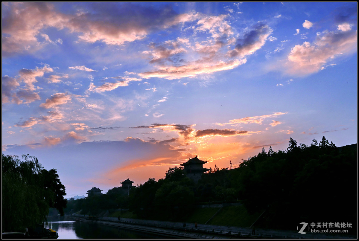 傍晚途经文昌门，偶遇雨后天晴夕阳红，停车拿出卡片机随拍几张