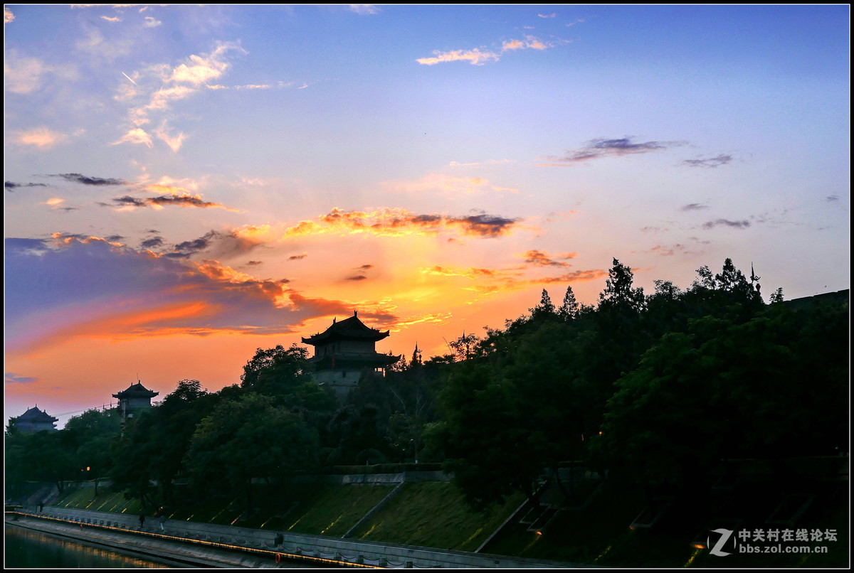 傍晚途经文昌门，偶遇雨后天晴夕阳红，停车拿出卡片机随拍几张