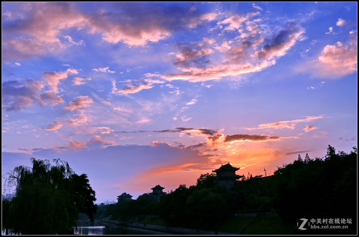 傍晚途经文昌门，偶遇雨后天晴夕阳红，停车拿出卡片机随拍几张