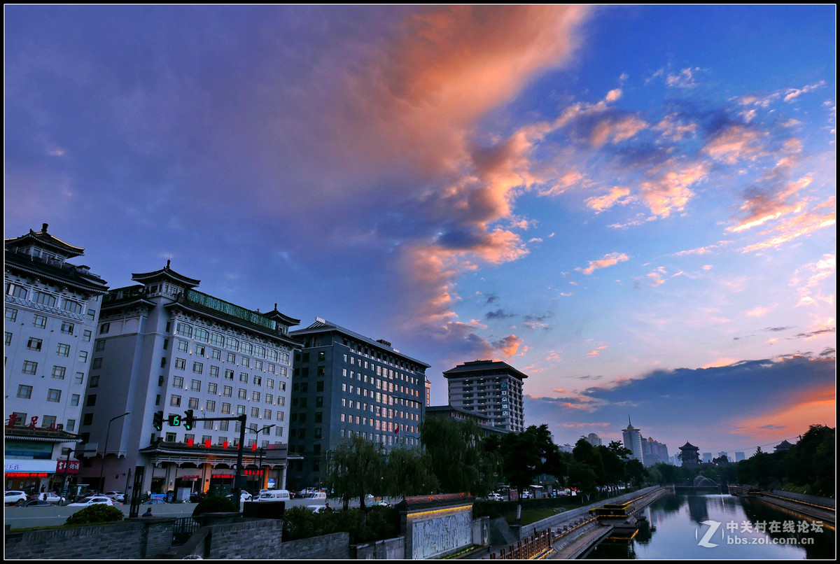 傍晚途经文昌门，偶遇雨后天晴夕阳红，停车拿出卡片机随拍几张