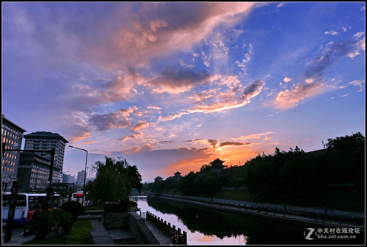 傍晚途经文昌门，偶遇雨后天晴夕阳红，停车拿出卡片机随拍几张
