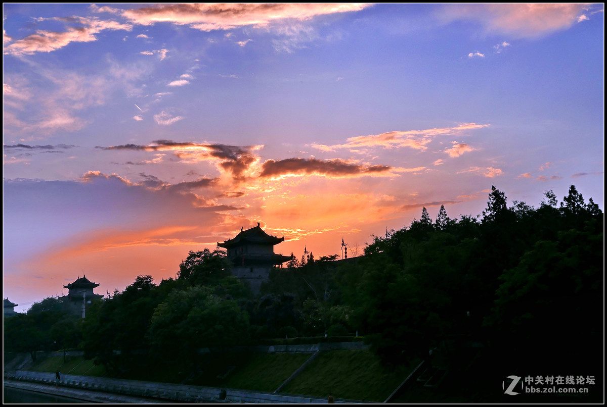 傍晚途经文昌门，偶遇雨后天晴夕阳红，停车拿出卡片机随拍几张