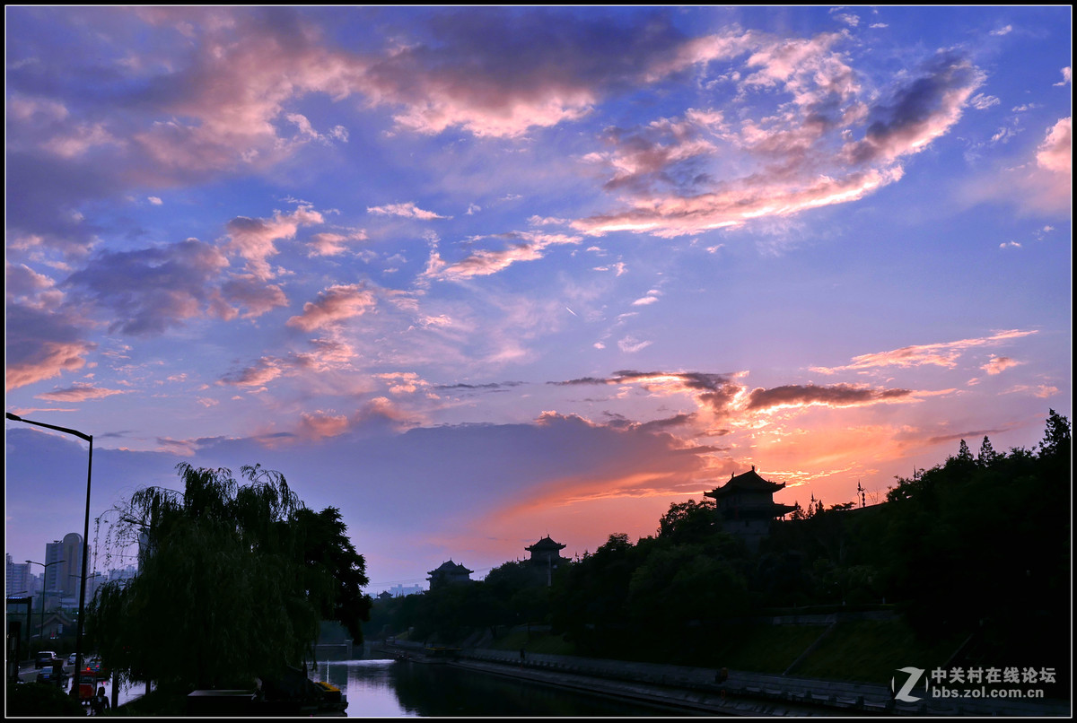 傍晚途经文昌门，偶遇雨后天晴夕阳红，停车拿出卡片机随拍几张