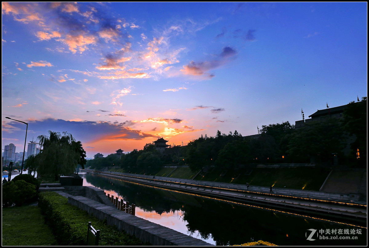 傍晚途经文昌门，偶遇雨后天晴夕阳红，停车拿出卡片机随拍几张