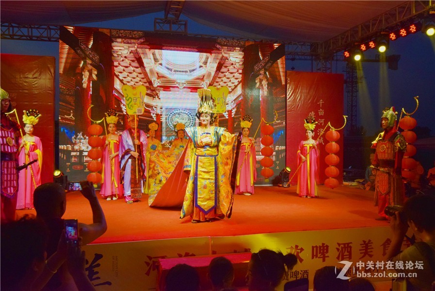 穿越.河洛古城首届仲夏夜啤酒文化节昨晚开幕