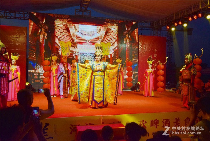 穿越.河洛古城首届仲夏夜啤酒文化节昨晚开幕