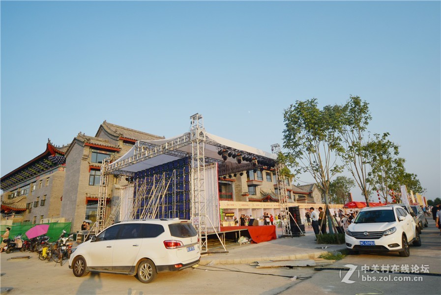 穿越.河洛古城首届仲夏夜啤酒文化节昨晚开幕